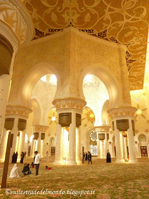 il grande tappeto della moschea abu dhabi