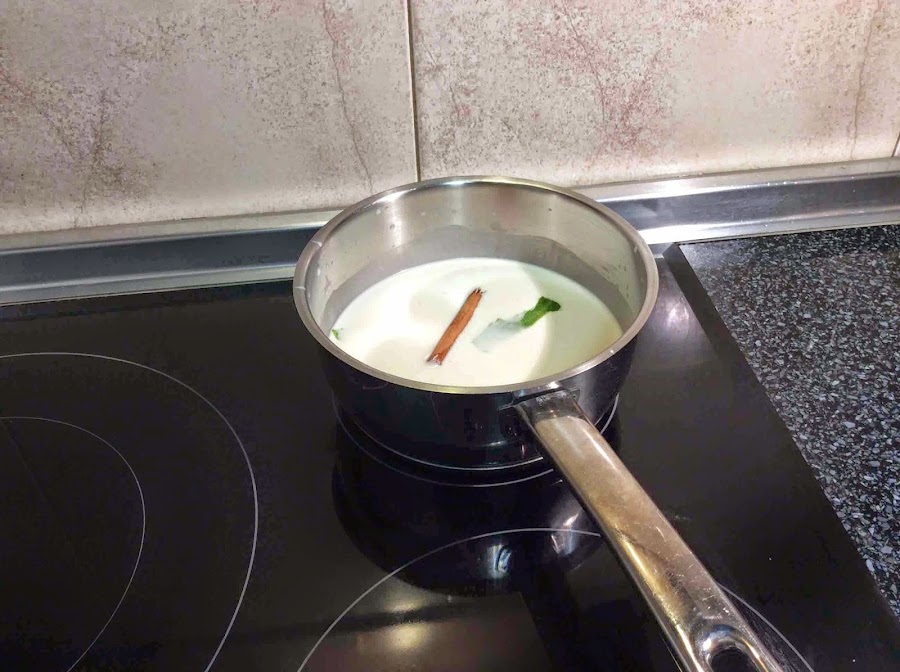 Azúcar, leche, canela y piel de limón hirviendo