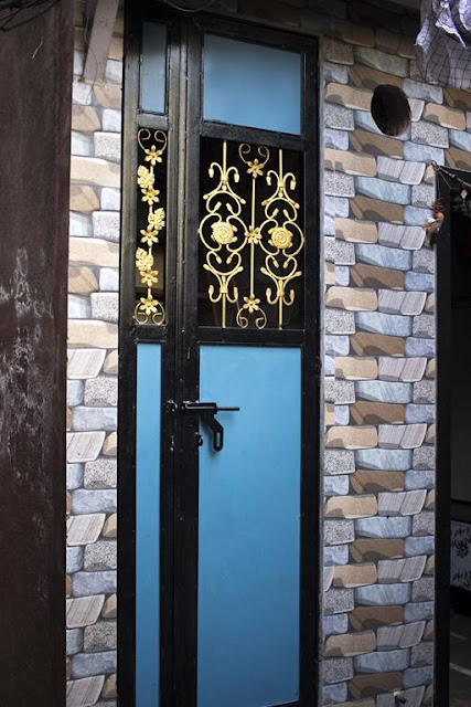 doorway, artistic, kumbharwada, dharavi, mumbai, streetphoto, street photography, india, colourful, 