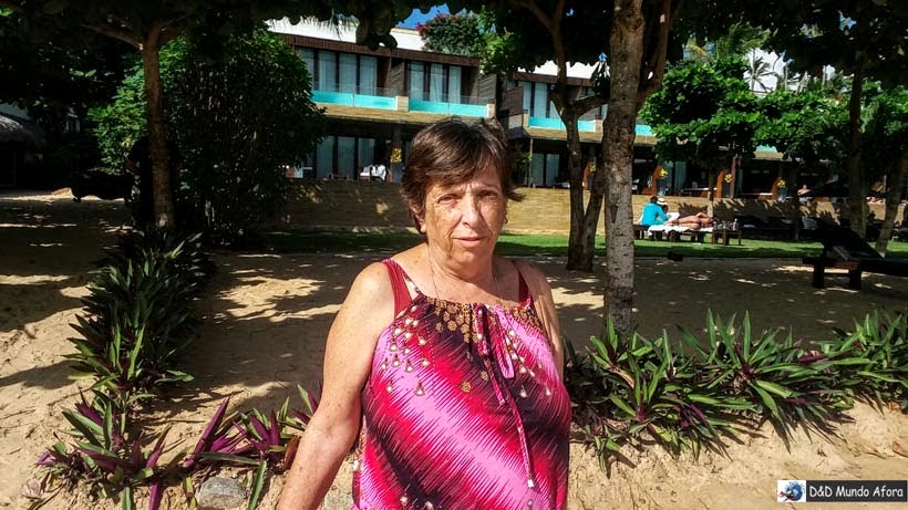 Olha mamis posando em frente ao luxuoso hotel Essenza, em Jericoacoara - Passeio de um dia em Jericoacoara - o que fazer e como chegar Olha mamis posando em frente ao luxuoso hotel Essenza, em Jericoacoara - Passeio de um dia em Jericoacoara - o que fazer e como chegar