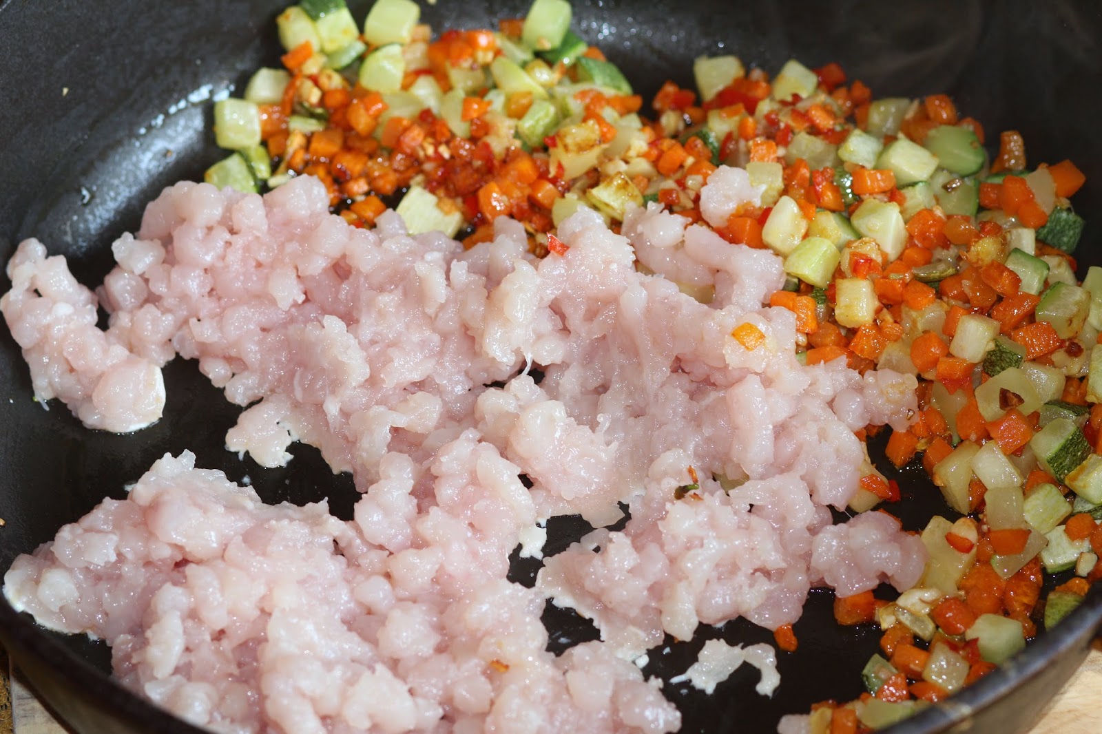 можно ли добавить в фарш соленое. фарш с яйцом  для голубцов. солим и перчим фарш. можно ли добавить в фарш соленое. рубленое мясо начинка.