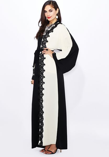 A Western Expat Notices Abaya Fashion Trends