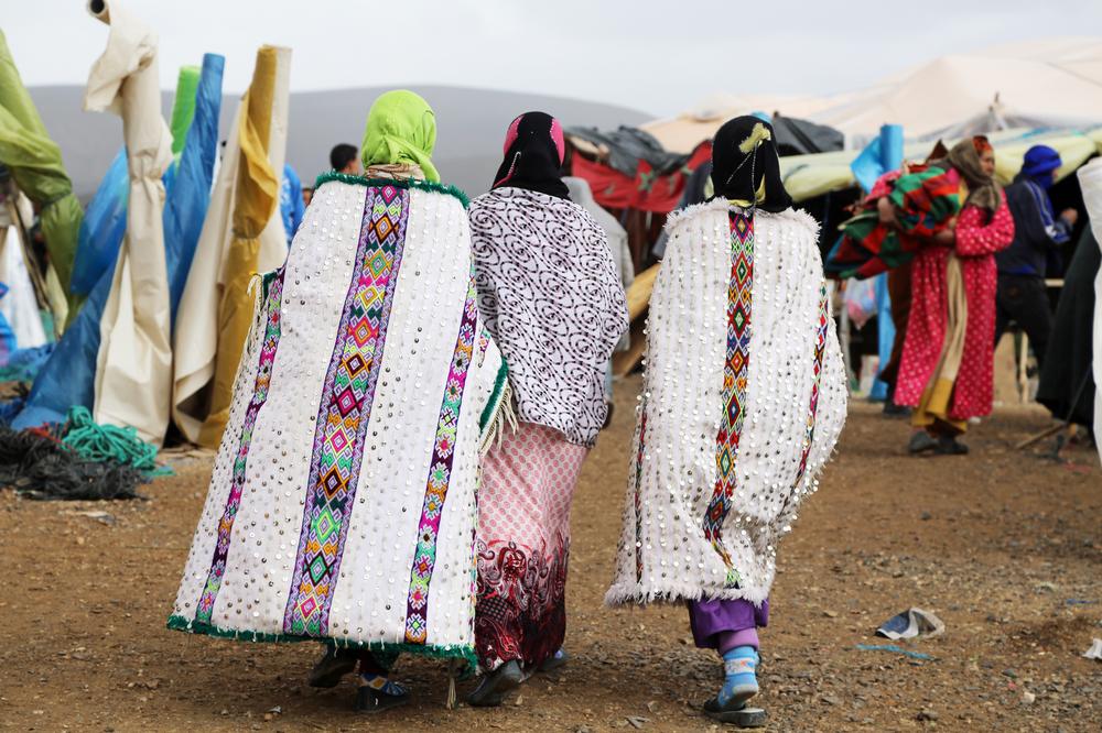 Mujeres en el Imilchil Moussen con la ropa tradicional (@mibaulviajero)