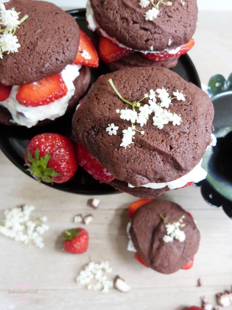 Schoko-Whoopies mit Erdbeeren und Holunderblüten-Quark-Füllung mit ...