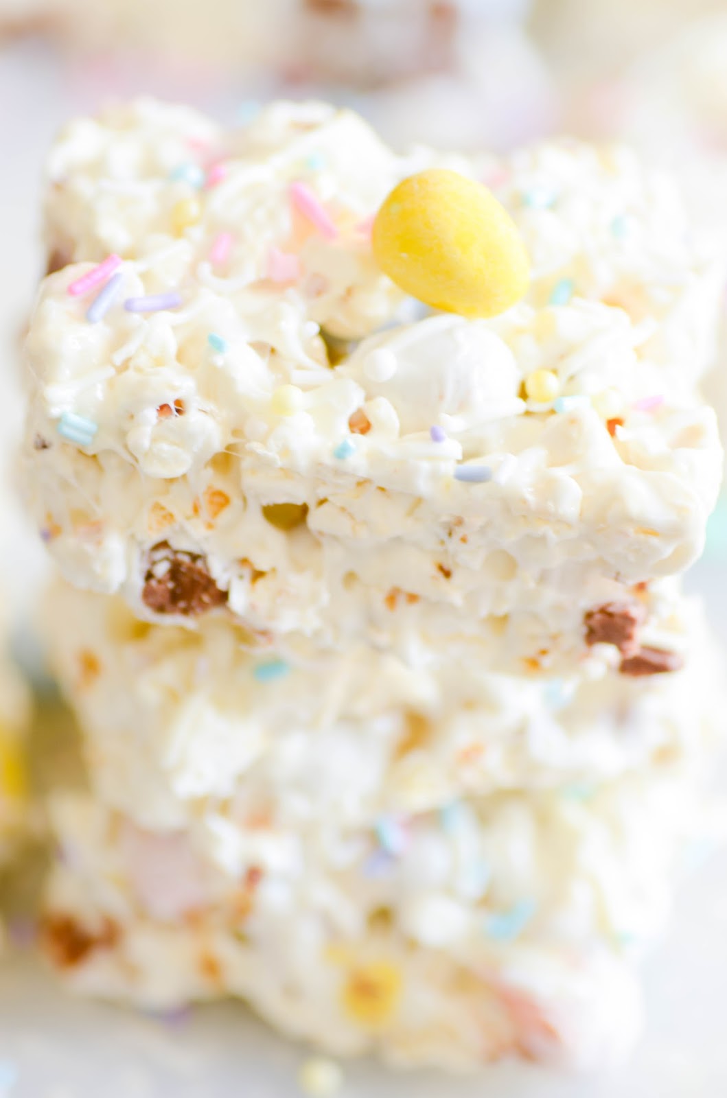 Sticky, sweet, gooey, and easy to make popcorn bars made with marshmallows, kettle corn, and mini Cadbury eggs. 