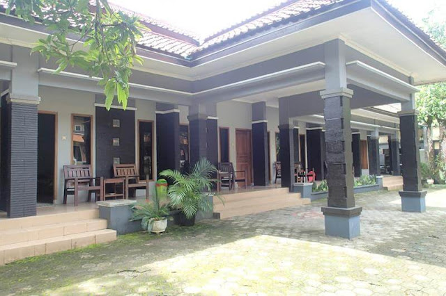 Hotel Grafika Gombong dan Pantai Suwuk