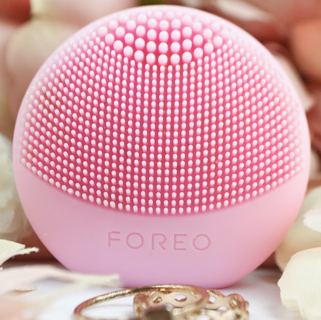 Pearl Pink Foreo Luna Play Cleansing Brush at Indulge Beauty, Review, Lovelaughslipstick Blog