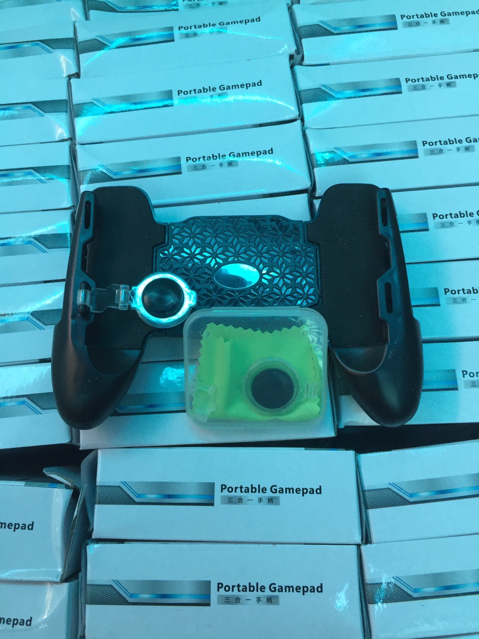 39k - GamePad dành cho điện thoại mẫu mới có nút bấm giá sỉ và lẻ rẻ nhất 39k - GamePad dành cho điện thoại mẫu mới có nút bấm giá sỉ và lẻ rẻ nhất