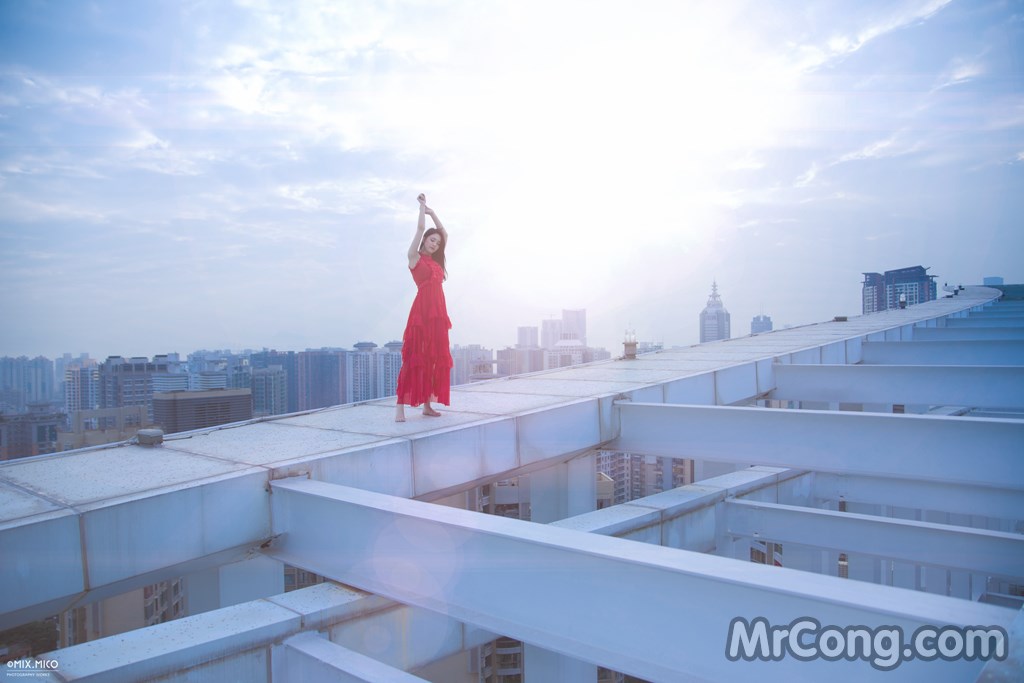 Beauty Crystal Lee ventured into blooming on the roof of a high-rise building (8 photos)