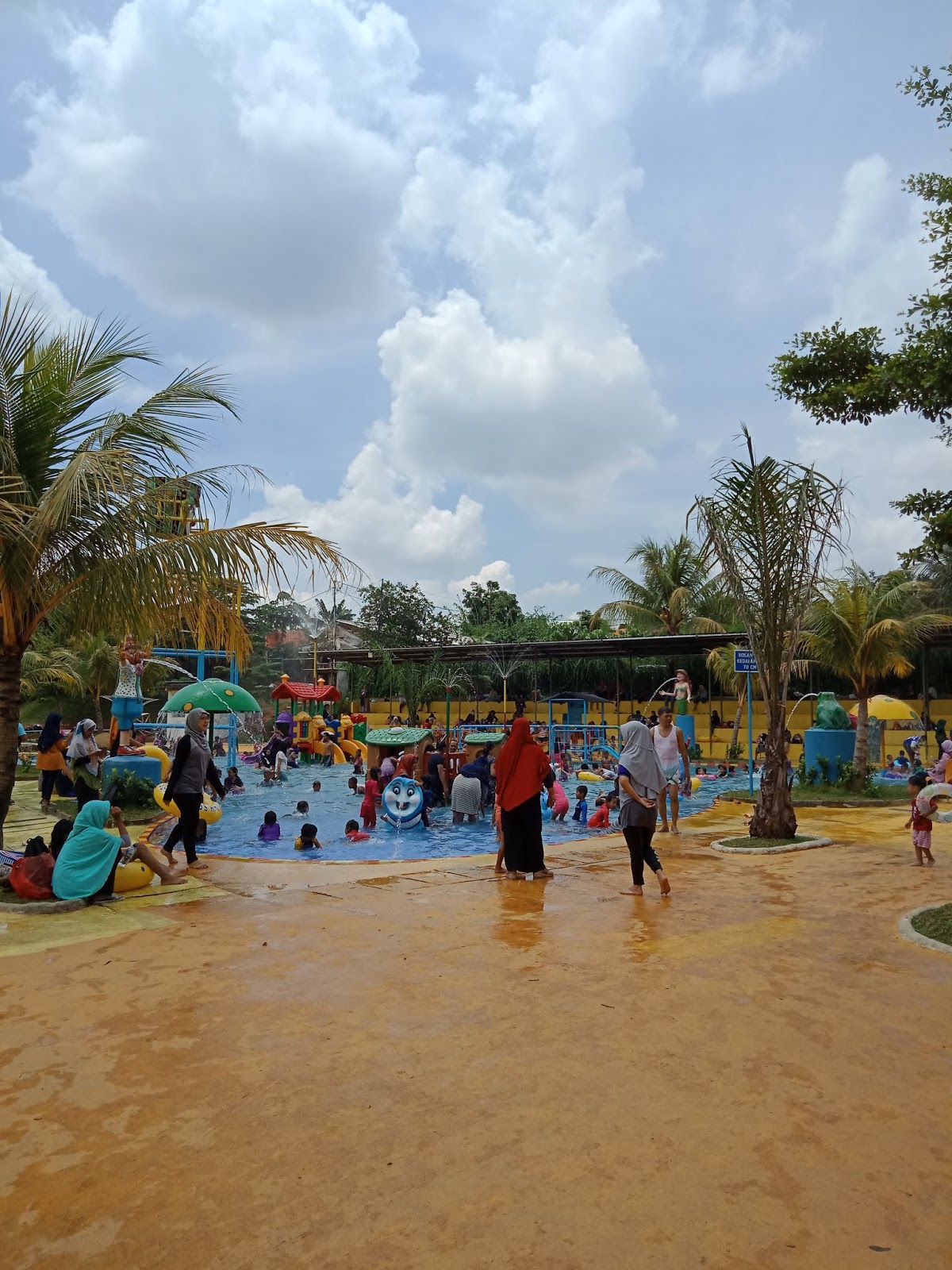 Shine Fikri Berenang Di Waterboom Putri Duyung Depok