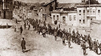 Αρμένιοι άμαχοι, οδηγούμενοι από ένοπλους Οθωμανούς στρατιώτες, περνώντας μέσα από το Χαρπούτ (Kharpert), σε μια φυλακή στην κοντινή Μεζιρέχ (Mezireh) σημερινή Ελαζίκ (Elazig), Απρίλιος 1915