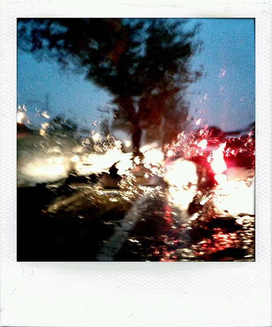 Fotografia di automobili in coda sotto la pioggia con effetto polaroid