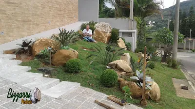 Bizzarri, da Bizzarri Pedras, fazendo os arremates finais na execução do paisagismo com pedras ornamentais com o gramado se firmando. 20 de março de 2017.