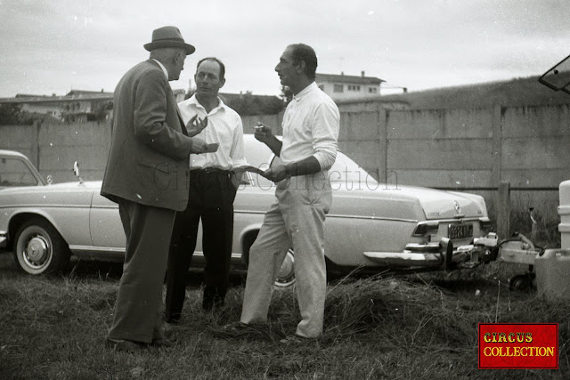 Le clown Achille Zavatta  démaquillé, en plein conversation