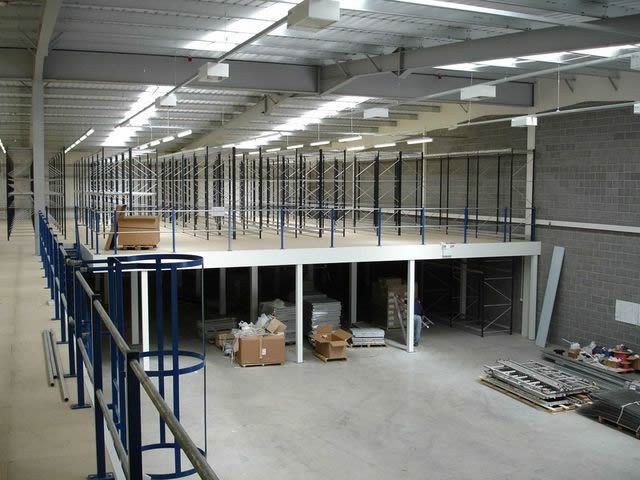 Dịch vụ làm gác lửng + cầu thang sắt nhà kho - xưởng trọn gói tại TpHCM