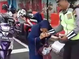Ibu ini menggigit tangan Polisi ketika akan ditilang, karna tidak menggunakan Helm - Responsive Blogger Template Ibu ini menggigit tangan Polisi ketika akan ditilang, karna tidak menggunakan Helm - Responsive Blogger Template