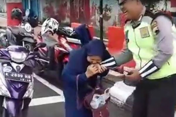 Ibu ini menggigit tangan Polisi ketika akan ditilang, karna tidak menggunakan Helm Ibu ini menggigit tangan Polisi ketika akan ditilang, karna tidak menggunakan Helm