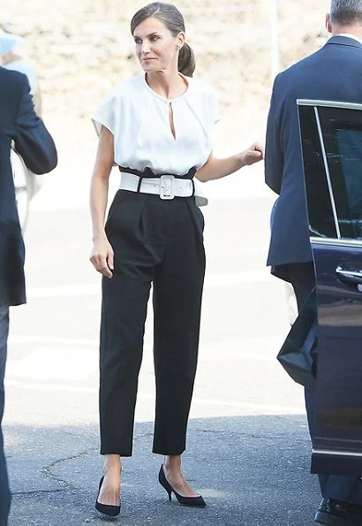 Hugo Boss trousers, Massimo Dutti blouse, Nina Ricci pumps, Uterque clutch, Gold and Roses gold earrings and Karen Hallam