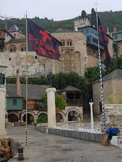 9638 - Σήκωσαν μαύρες σημαίες στην Ιερά Μονή Δοχειαρίου. «Έξω οι Αντίχριστοι από το Άγιον Όρος»