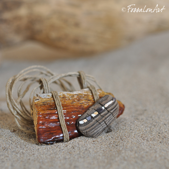 Sulla spiaggia - Collana realizzata in legno, gommalacca e frammenti di conchiglie