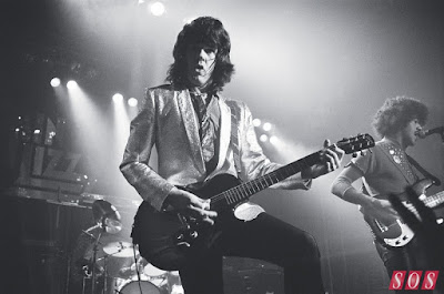 Biografi Gary Moore Biografi Gary Moore Dia pertama kali tertarik dengan musik rock n' roll setelah menyaksikan penampilan Elvis Presley dan The Beatles. Kemudian dia mempelajari permainan dari dua master gitar rock & blues, Jimi Hendrix dan John Mayall. Giat bermain gitar dan tampil di beberapa tempat tanpa sengaja bakat bermain gitarnya terlihat oleh Peter Green yang akhirnya menjadi pembimbing musik Gary. Peter Green inilah yang kemudian menjadi pembimbing musik Gary. Green kemudian memperkenalkan Gary pada dunia bisnis musik dan juga pada musisi-musisi yang lebih senior di Irlandia. Kemudian Gary membentuk band pertamanya, Skid Row dan pindah ke Dublin. Pada tahun 1970 dia dan bandnya dikontrak oleh CBS sampai mengeluarkan 3 album. Debut mereka tersebut justru tidak dimulai di kota itu melainkan di London, Inggris. Ternyata album ini cukup diminati di Inggris dan hal tersebut membuat mereka keliling tur beberapa negara Eropa dan Amerika. Meskipun masih menjadi personel Skid Row, Gary juga turut berpartisipasi dalam pembuatan album Heavy Petting milik grup Irlandia, Dr. Stangley. Album kedua Skid Row, 34 Hour menempatkan Skid Row menjadi pemuncak tangga lagu versi majalah Irlandia, New Spotlight. Sayangnya, saat band ini mulai merekam album ketiganya dan merencanakan tur