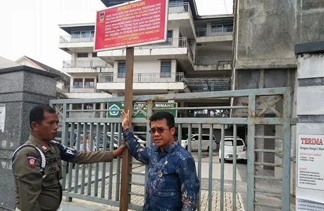 STIKES Ranah Minang Dipasang Plang Belum Lunas PBBP2, King Chorcil "Mambana" kepada Adib Alfikri