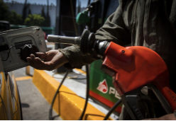 Precios de gasolina suben en México y bajan en EstadosUnidos. Noticias en tiempo real