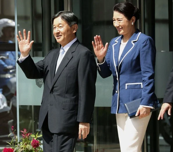 Empress Masako wore a navy blue blazer with white border