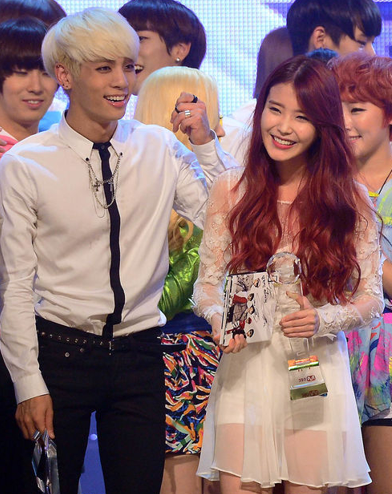 IU's deep sorrow over SHINee Jonghyun's death