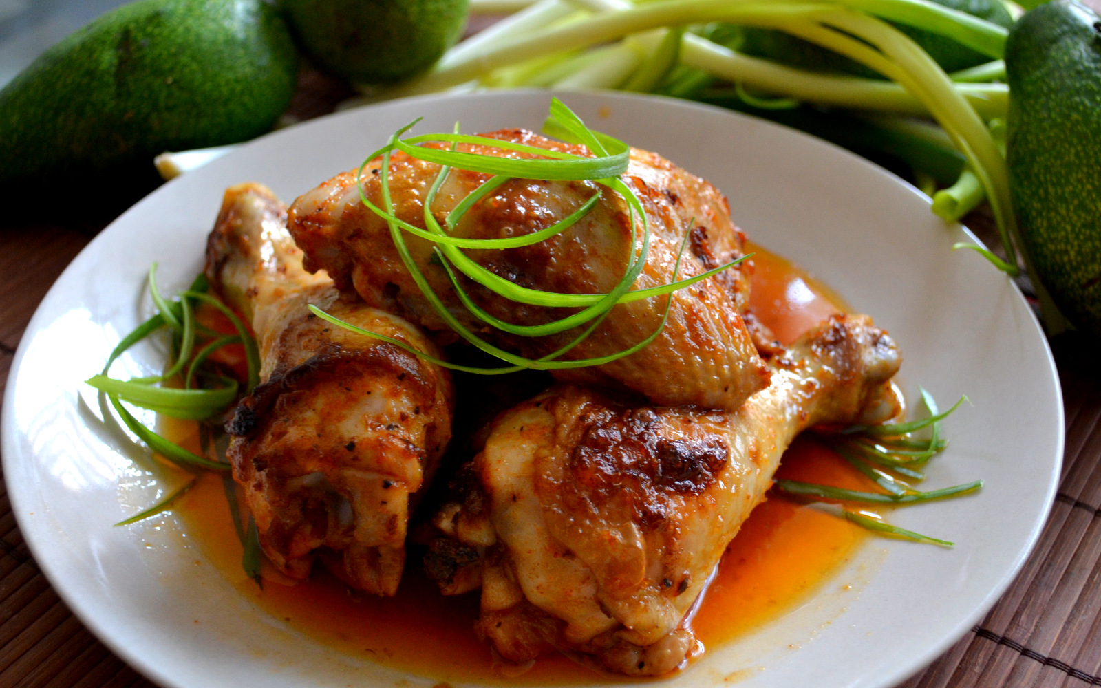 курица с копченой паприкой. цыпленок табака (тапака). курица с паприкой и кинзой. курица с паприкой. курица с чесноком фото.