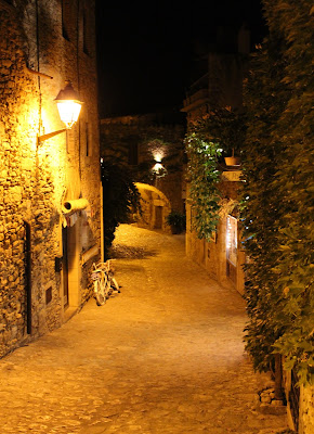 Peratallada nocturna. Bicicleta bajo la farola.  Bajo Ampurdán. Gerona