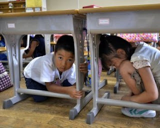 землетрясение-японские дети под столом