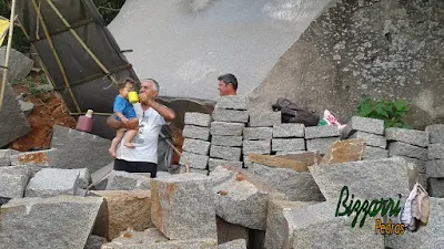 Bizzarri, da Bizzarri Pedras, com seu neto Theo, escolhendo as pedras folhetas para poder fazer os caçamentos de pedra, paredes de pedra, revestimento de pedra. Amo procurar essa pedra pois já vejo ela em cada trabalho com pedra que vou executar.