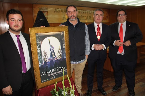 Una fotografía del Nazareno a la salida del templo de la Encarnación es el cartel oficial de la Semana Santa de Almuñécar 2019 Una fotografía del Nazareno a la salida del templo de la Encarnación es el cartel oficial de la Semana Santa de Almuñécar 2019