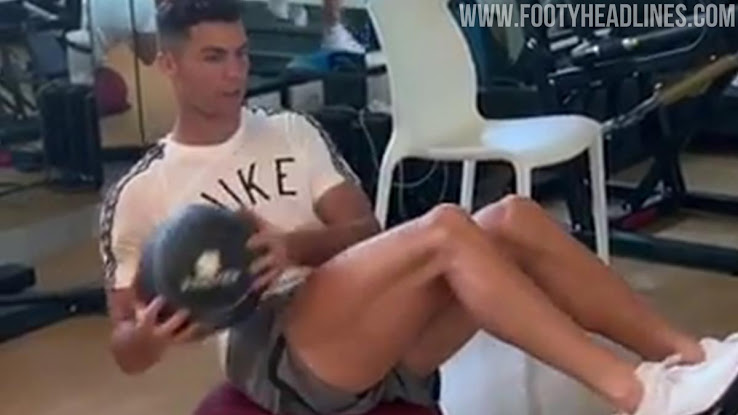 lento Obediencia expedición Is This Allowed? Ronaldo Wears Nike Shirt With Adidas 3 Stripes - Footy  Headlines