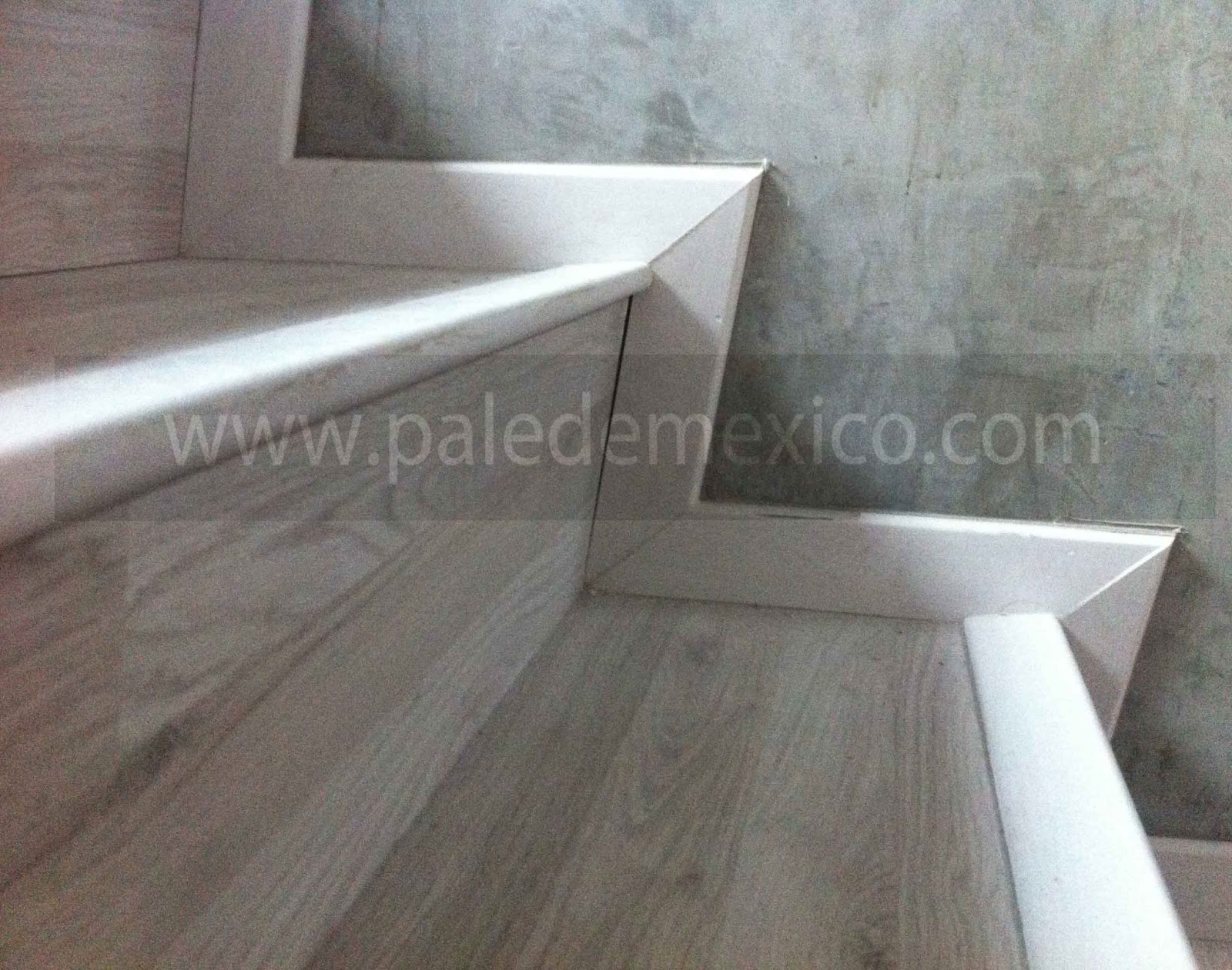 Y el nuevo piso laminado es de color...GRIS!!