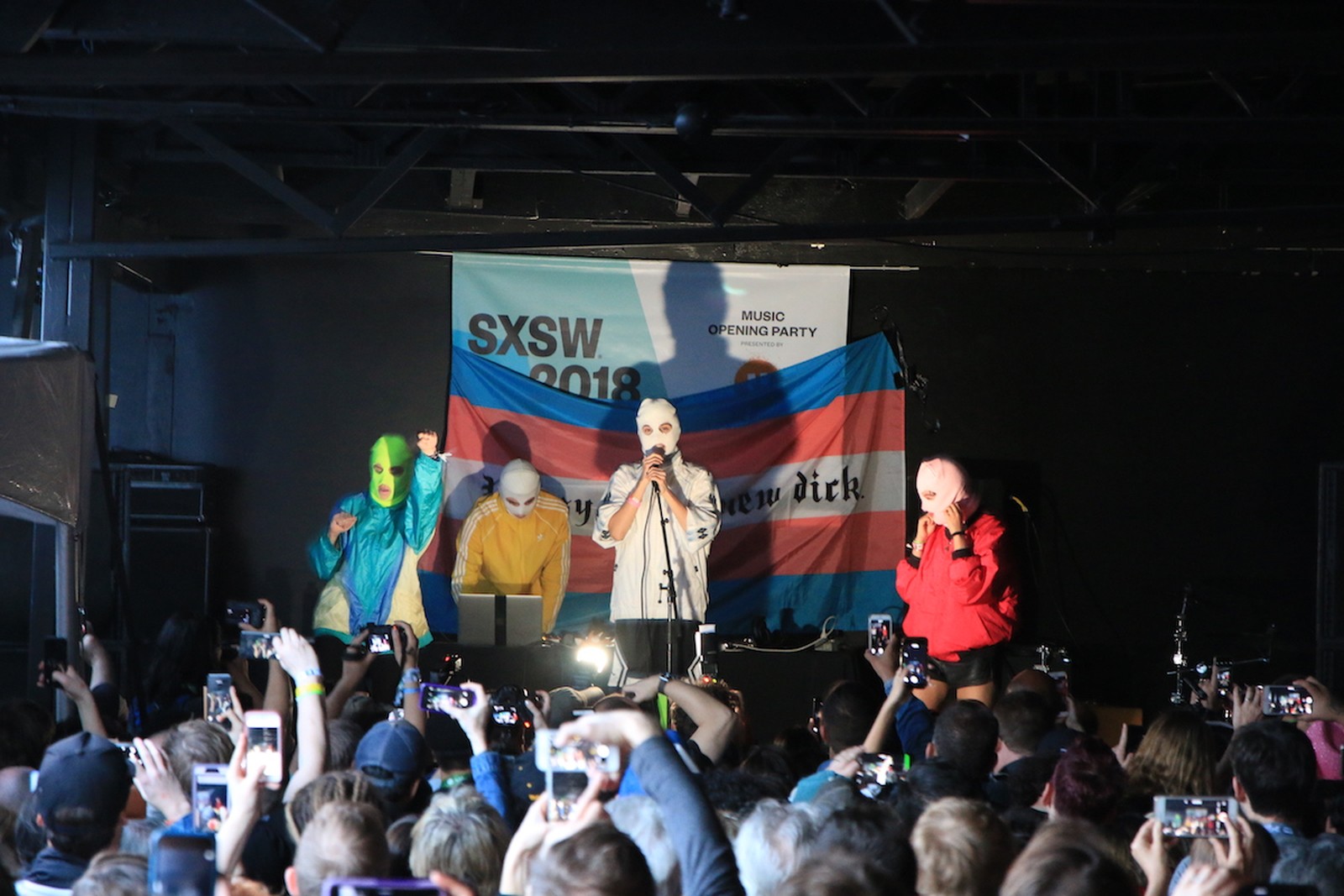 Com bandeira trans, Pussy Riot faz show com protesto no South by Southwest Com bandeira trans, Pussy Riot faz show com protesto no South by Southwest