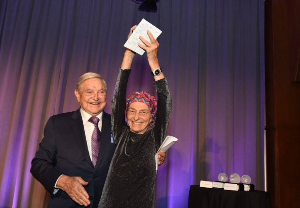 https://2.bp.blogspot.com/-YTjYe1p5yrs/WCRJjfcH3dI/AAAAAAAAKbU/ffM0XV1UlTgGLSeO5bjf_2SeTJkipOlbACLcB/s1600/Emma-Bonino-George-Soros.jpg