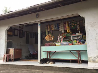 村の雑貨屋