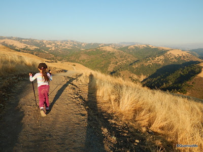 Pequeños practicando senderismo en Sierra Vista Open Space