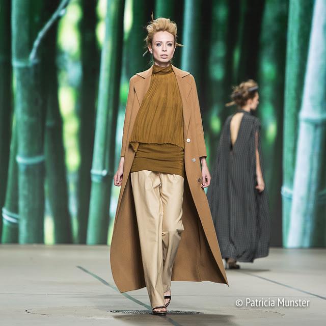 Loiza Lamers presented a casual look at Tony Cohen's fashion show at Amsterdam Fashion Week