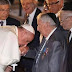 ΤΙ ΔΕΝ ΚΑΤΑΛΑΒΕΣ;;; Ο Πάπας Φραγκίσκος φιλάει το χέρι του Ντέιβιντ Ροκφέλερ!!!!