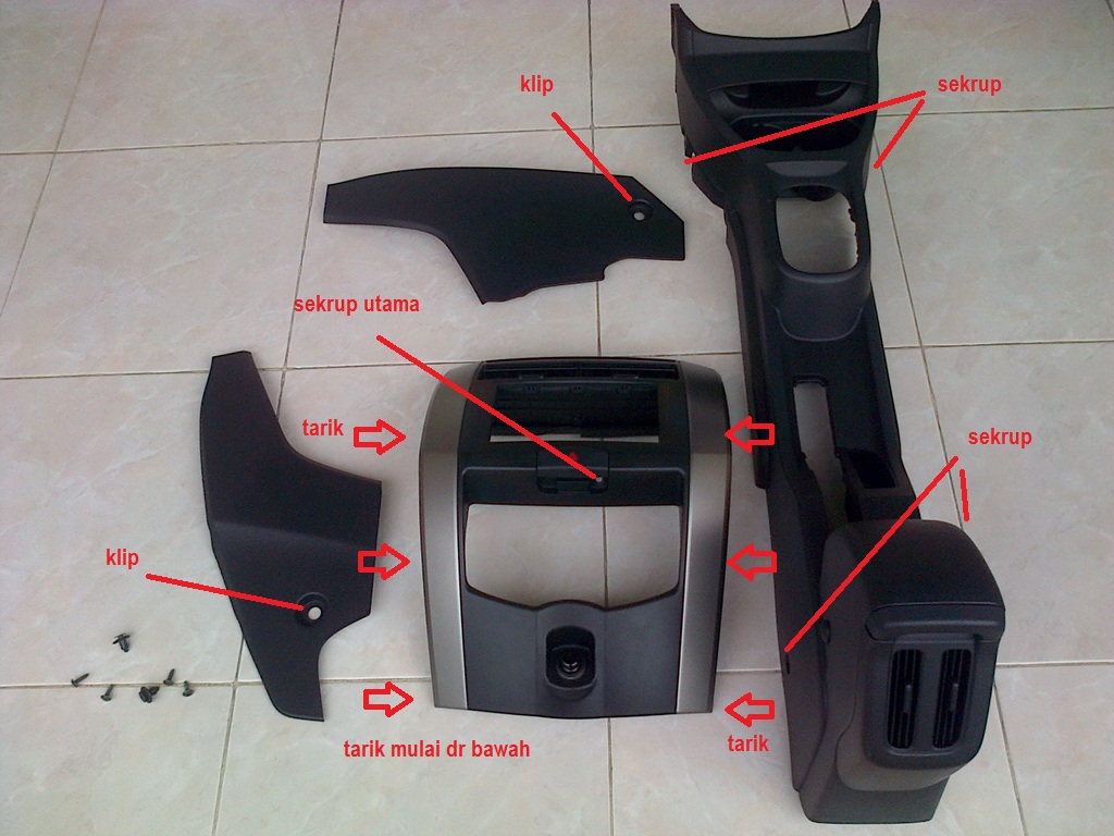Livina Buka dan bersihkan konsol tengah AC belakang Grand