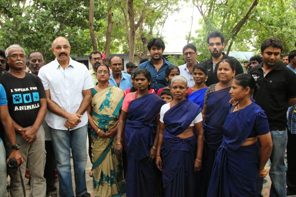 Naaigal Jaakirathai Movie Team Adopts injured Dog Photos!!!