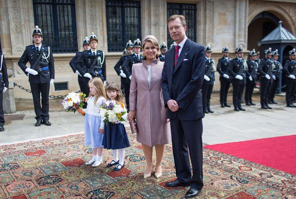 King Willem-Alexander and Queen Máxima, Prince Guillaume, Princess Stéphanie, Duchess Maria Teresa, Duke Henri. Maxima wore Natan dress