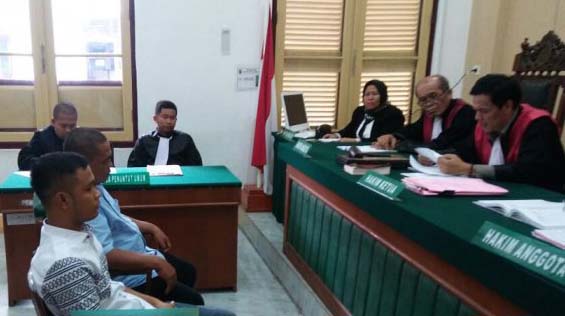 Sidang kasus dugaan korupsi pengadaan baju seragam SD di Labusel. Sidang kasus dugaan korupsi pengadaan baju seragam SD di Labusel.