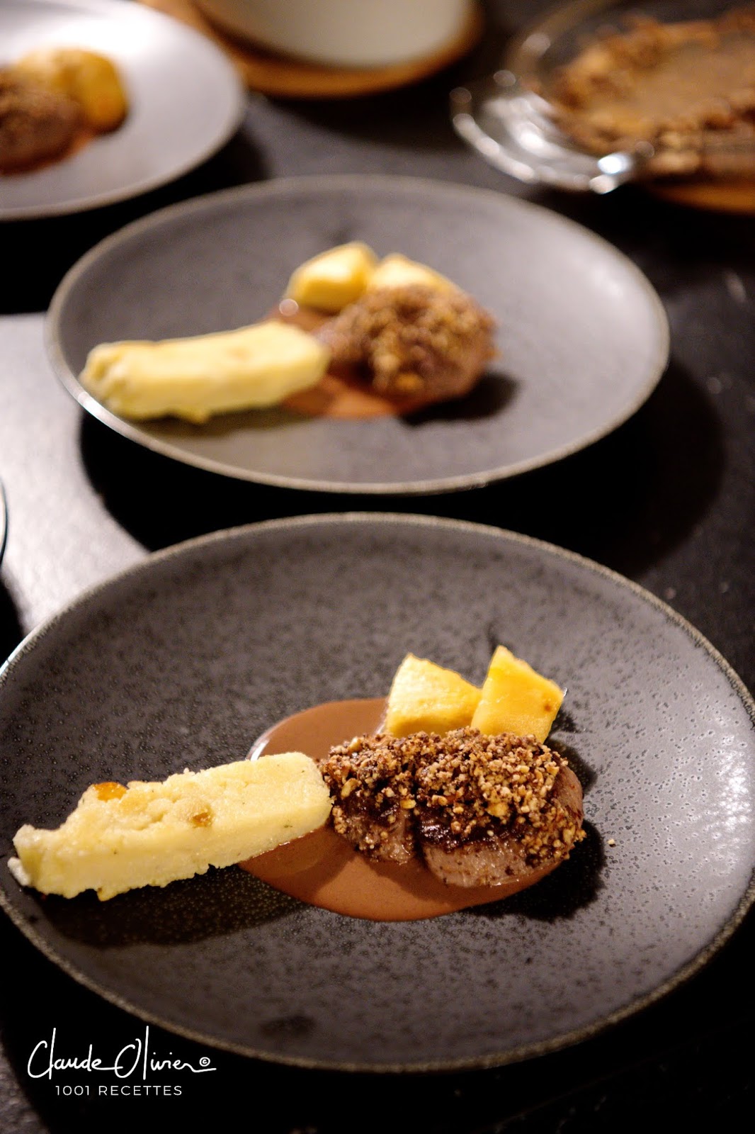 Filet de cerf, crumble noix chocolat, sauce chocolat noir et garnitures