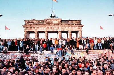 festejo apos a queda do muro de Berlim
