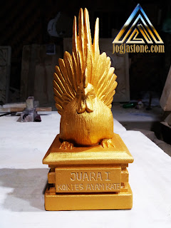 Patung ayam kate dibuat dari batu alam paras jogja/batu putih yang di cat emas