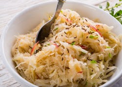 Bavariškos kopūstų salotos Bavariškos kopūstų salotos